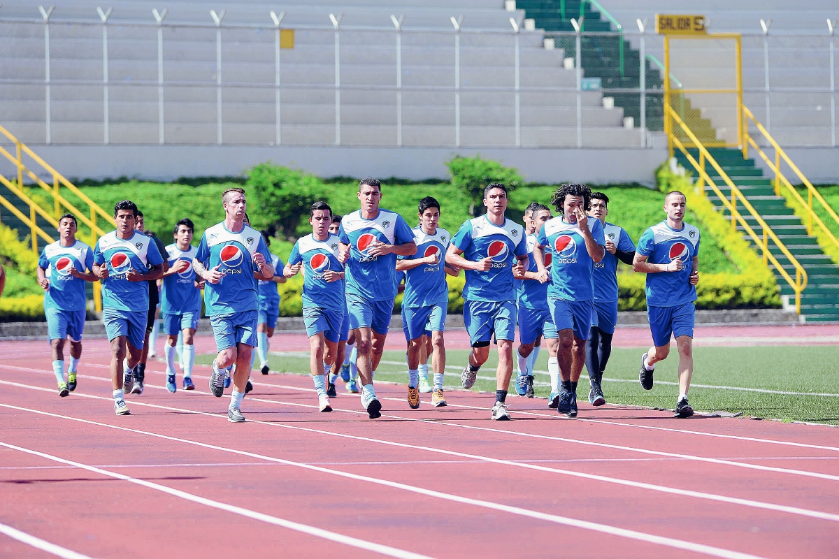 Los jugadores de Comunicaciones, recorren la pista de tartán en el estadio Cementos Progreso en el inicio de la pretemporada. (Foto Prensa Libre: Óscar Felipe)