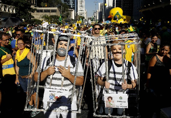 <span>Manifestantes</span> <span>marchan</span> <span>en Sao</span> <span>Paulo</span><span>, Brasil</span><span>. (AP)</span>