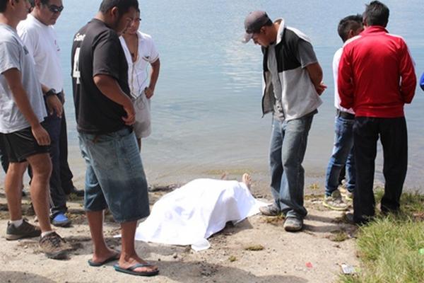 El cadáver de Pedro Chan Cux fue rescatado de aguas del Lago de Atitlán. (Foto Prensa Libre: Ángel Julajuj).