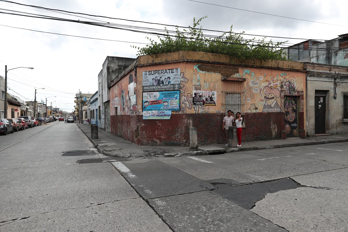 Una de las viviendas abandonadas se ubica en el callejón Delfino, 10a. avenida "A" y 2a. calle, zona 1.(Foto Prensa Libre: Álvaro Interiano)