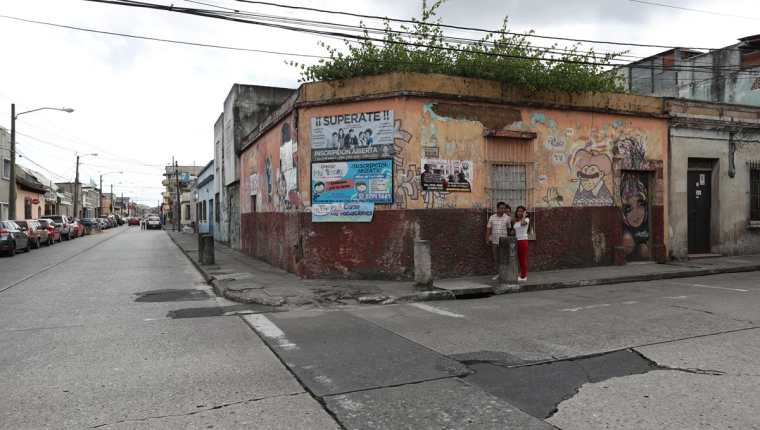 Una de las viviendas abandonadas se ubica en el callejón Delfino, 10a. avenida "A" y 2a. calle, zona 1.(Foto Prensa Libre: Álvaro Interiano)