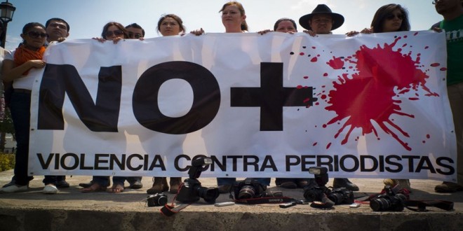 La libertad de Prensa esta amenazada en varios países de América Latina. El gremio peridistico protesta contra crimenes en México. (Foto Prensa Libre: EFE)