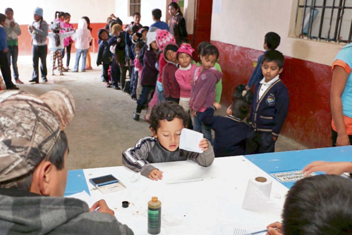 Estudiante deposita  su voto en la elección efectuada en Cobán, Alta Verapaz.