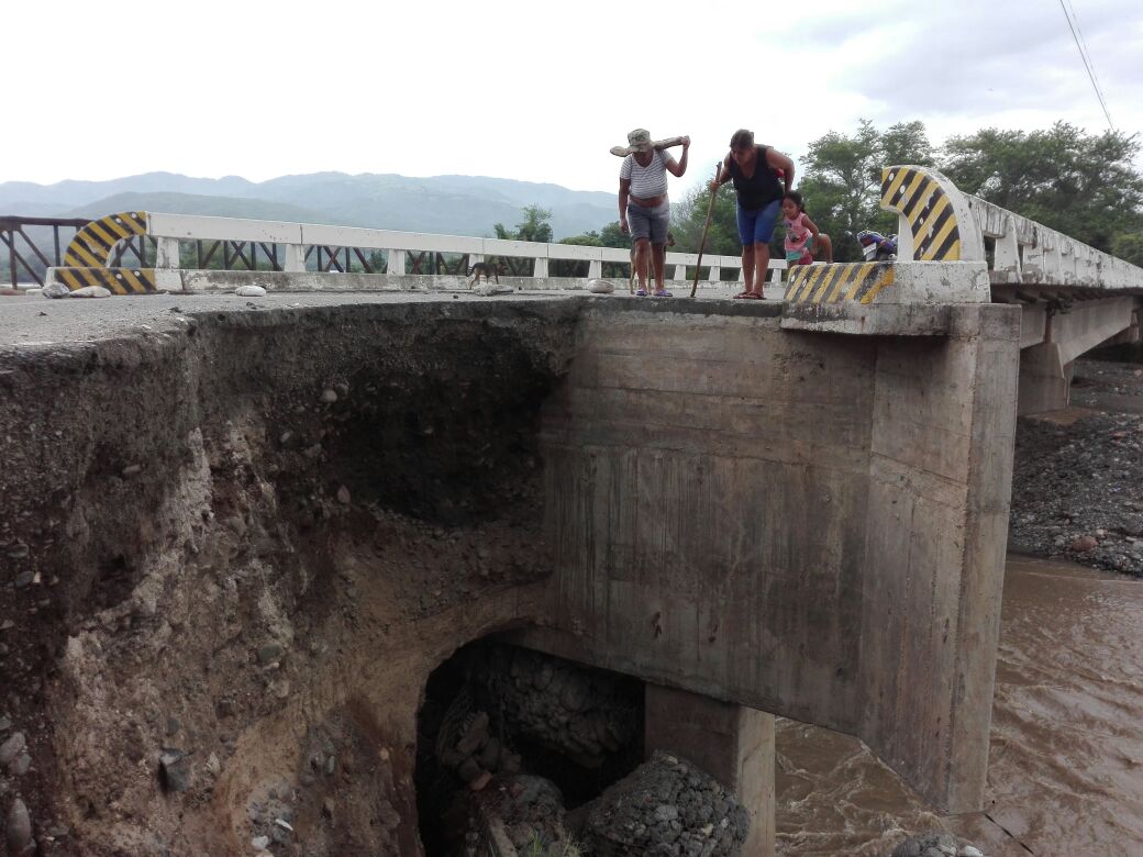Vecinos observan los daños en uno de los extremos del puente El Tambor que se halla en el kilómetro 109 de la ruta entre El Jicaro, El Progreso y Cabañas, Zacapa. (Foto Prensa Libre: Hugo Oliva)