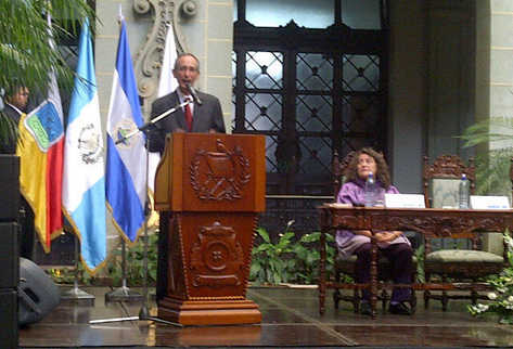 Alvaro Colom se dirige al público para ofrecer perdón por el derrocamiento de Arbenz. (Foto: Bill Barreto)