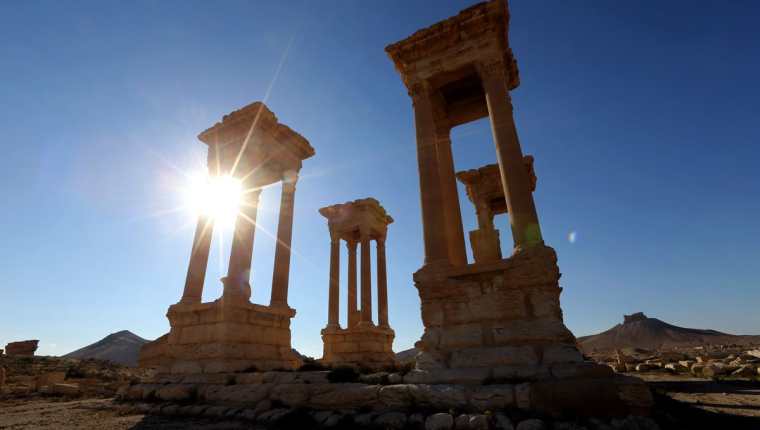 Los rayos del sol se cuelan en uno de los monumentos de Palmira, antigua ciudad siria. (Foto Prensa Libre: AFP).