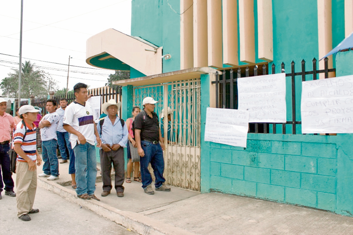 Pobladores de  la aldea Cooperativa Nueva Guatemala Tecún Umán protestan frente a la Municipalidad  de San Francisco, Petén. (Foto Prensa Libre: Rigoberto Escobar)
