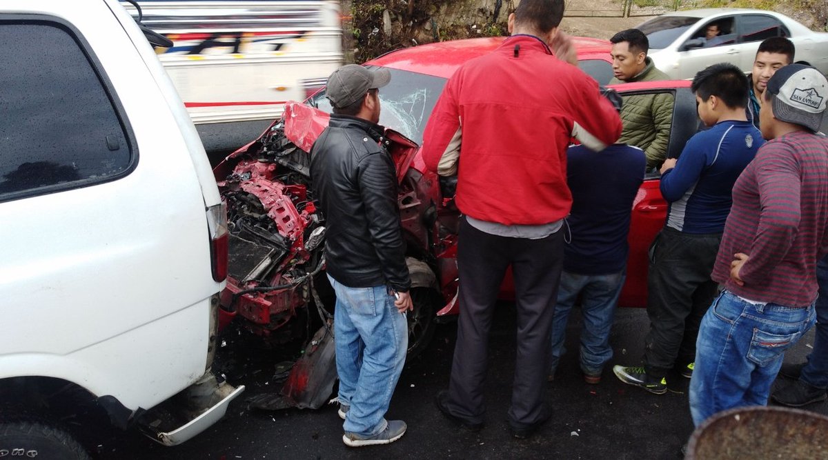 Varias personas descendieron de sus automóviles para ayudar a los heridos. (Foto Prensa Libre: Bomberos Voluntarios)
