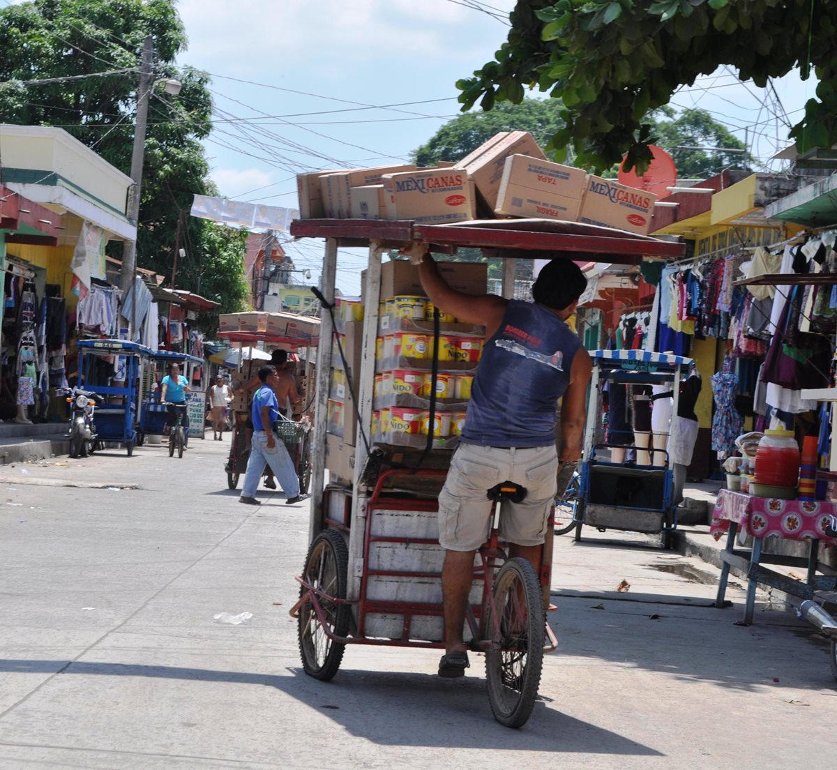 Muchos tricicleros transportaron mercadería mexicana del río Suchiate a la terminal de buses de Ciudad tecún Umán, durante el fin de semana.  (Foto PL-Ocatvio Girón).