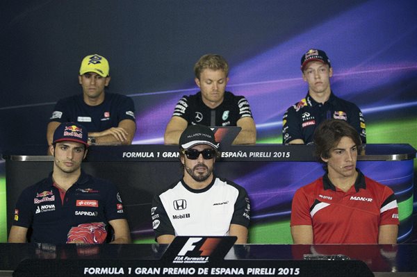 Los pilotos Felipe Nasr, Nico Rosberg, Daniel Kiryat, Carlos Sainz, Fernando Alonso y Roberto Merhi, participaron hoy en la conferencia de prensa en el circuito de Montmeló, previa a la carrera del GP de España. (Foto Prensa Libre: EFE)