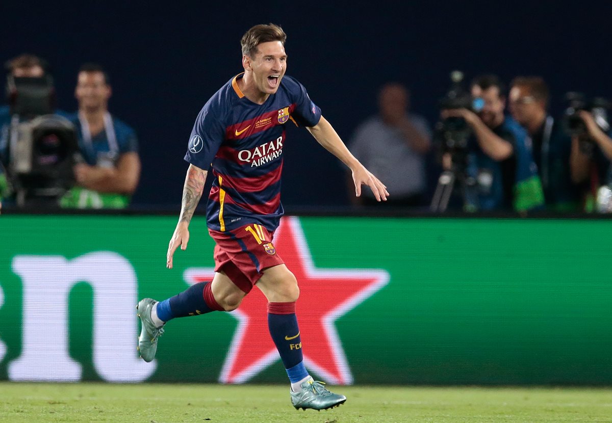 Messi festeja luego de anotar su segundo gol frente al Sevilla. (Foto Prensa Libre: AP)