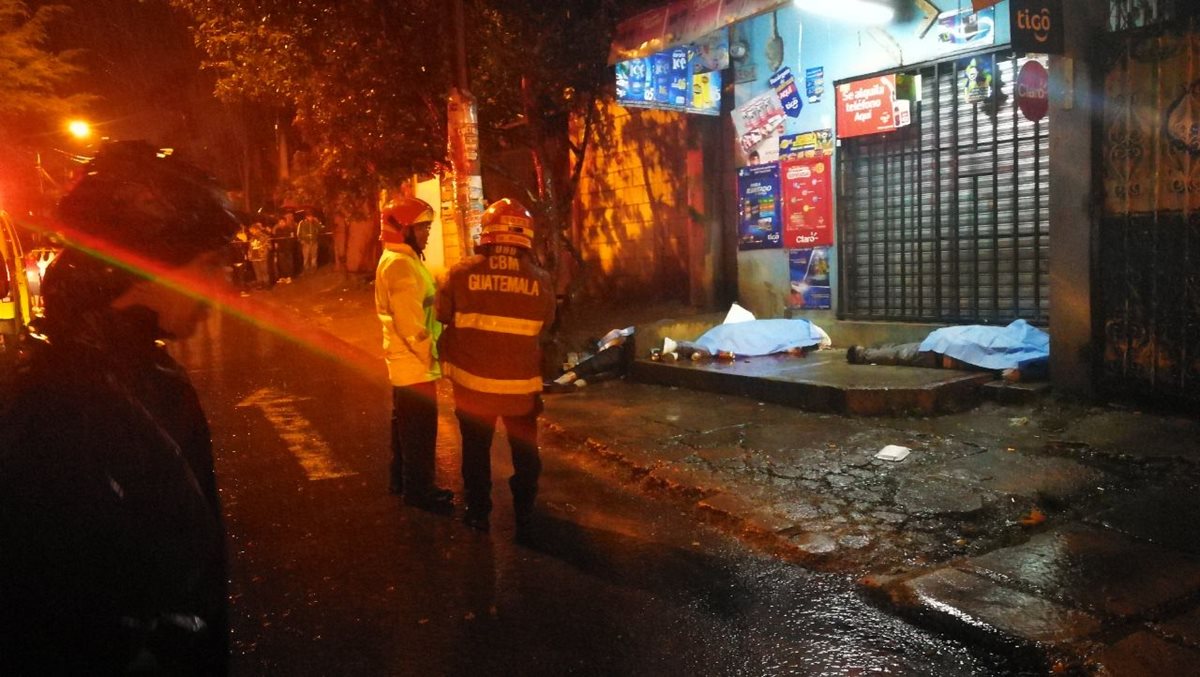 Las personas compraban en la tienda para fueron baleados por hombres armados. (Foto Prensa Libre: Estuardo Paredes)