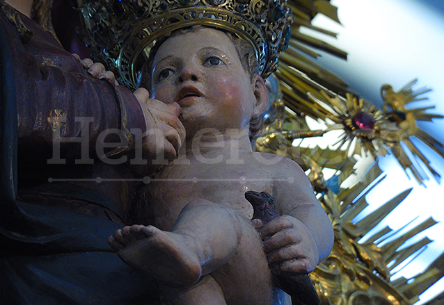 Detalle del Niño Jesús tomando del pecho de la Virgen y sosteniendo un pajarito en su mano izquierda. (Foto: Néstor Galicia)