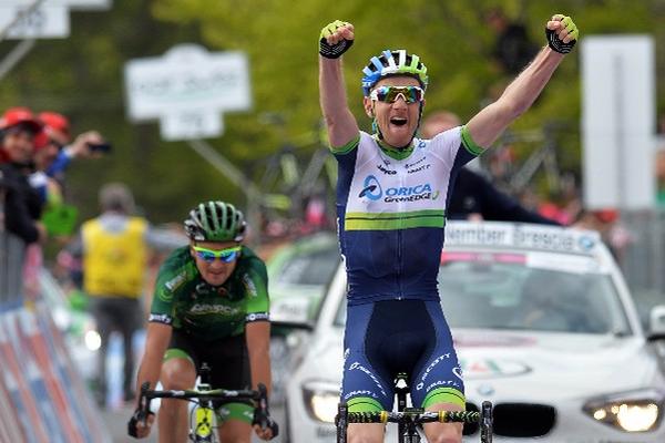 Pieter Weening celebra tras ingresar a la meta en la novena etapa del Giro de Italia. (Foto Prensa Libre: AP)
