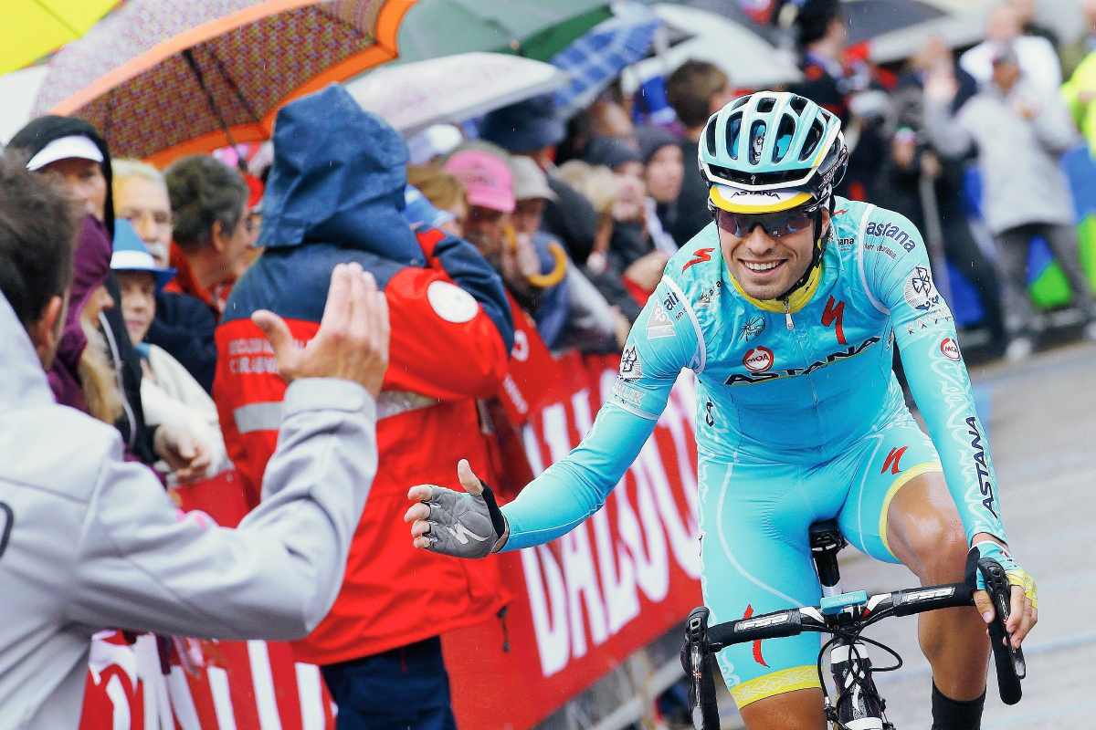 Mikel Landa saluda a un fan durante el recorrido de la etapa 16 del Giro. (Foto Prensa Libre: AFP)