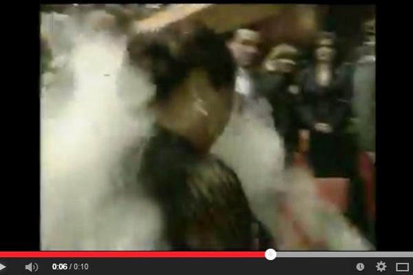 Toma de video donde se muestra el momento en que Baldetti fue "bañada" con polvo blanco. (Foto Prensa Libre: Youtube)<br _mce_bogus="1"/>