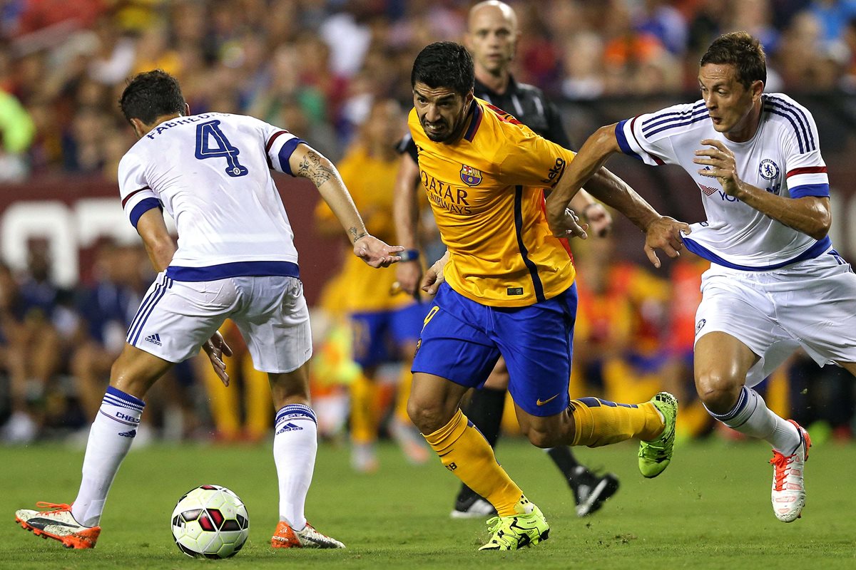Luis Suarez trata de quedarse con el balón ante la marca de Cesc Fabregas y Nemanja Matic. (Foto Prensa Libre: AFP)