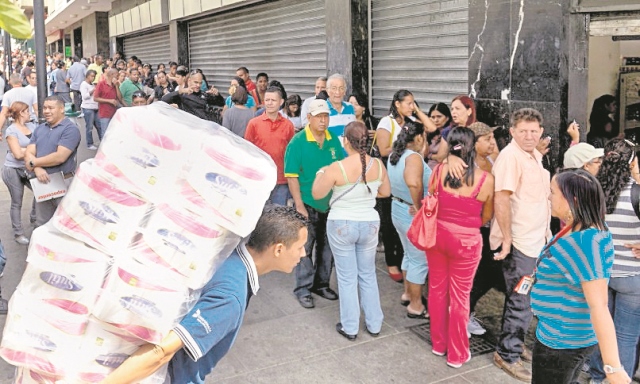 Venezolanos afrontan escasez de productos. (Foto Prensa Libre: AFP).