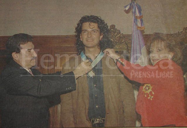 Ricardo Arjona es condecorado con la orden Rafael Álvarez Ovalle por el presidente Ramiro de León Carpio y su esposa Eugenia de De León, el 7 de diciembre de 1993. (Foto: Hemeroteca PL)