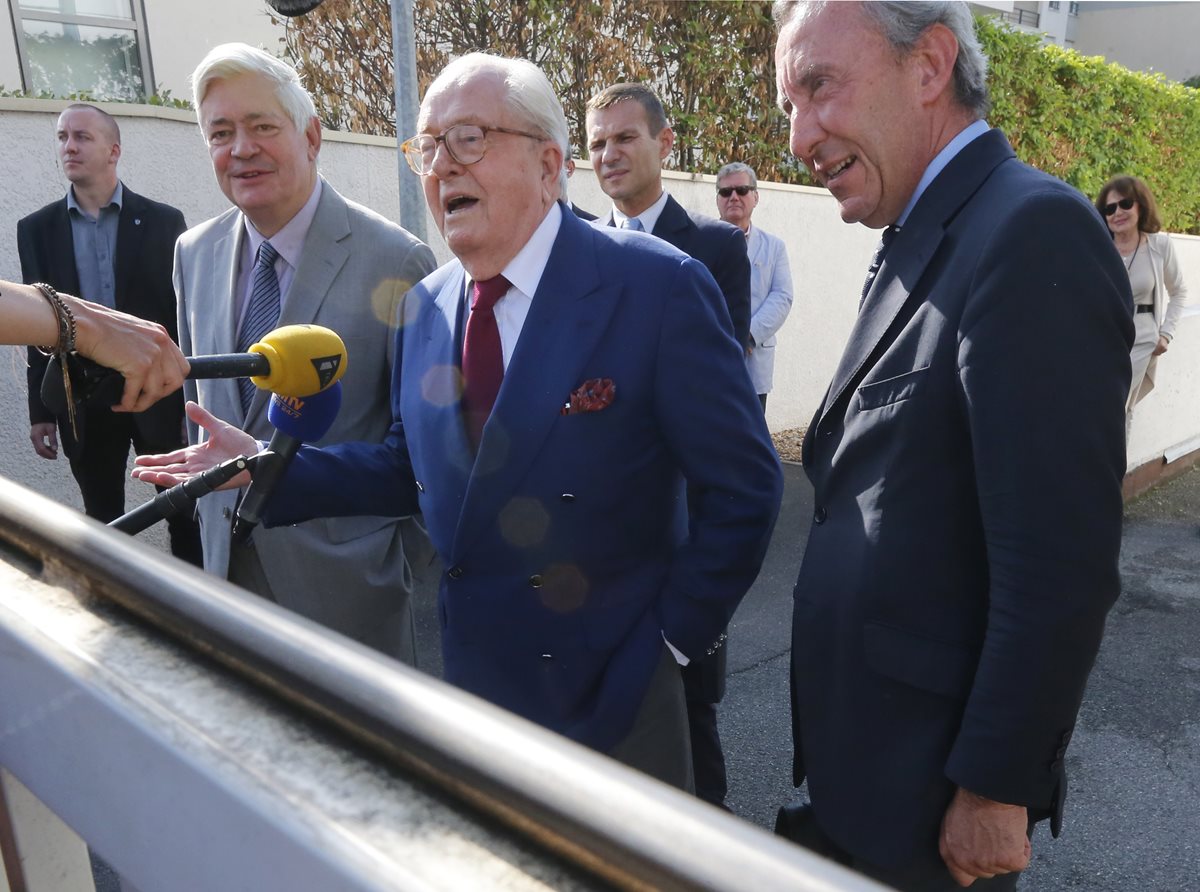 Jean-Marie le Pen, al centro, junto con sus abogados. El político expulsado de su propio partido, ha anunciado medidas legales para revertir la decisión. (Foto Prensa Libre: AP).