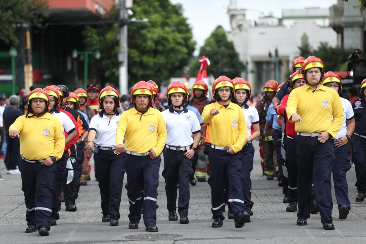 Los socorristas municipales marchan con gallardía. (Foto Prensa Libre: Esbin García)