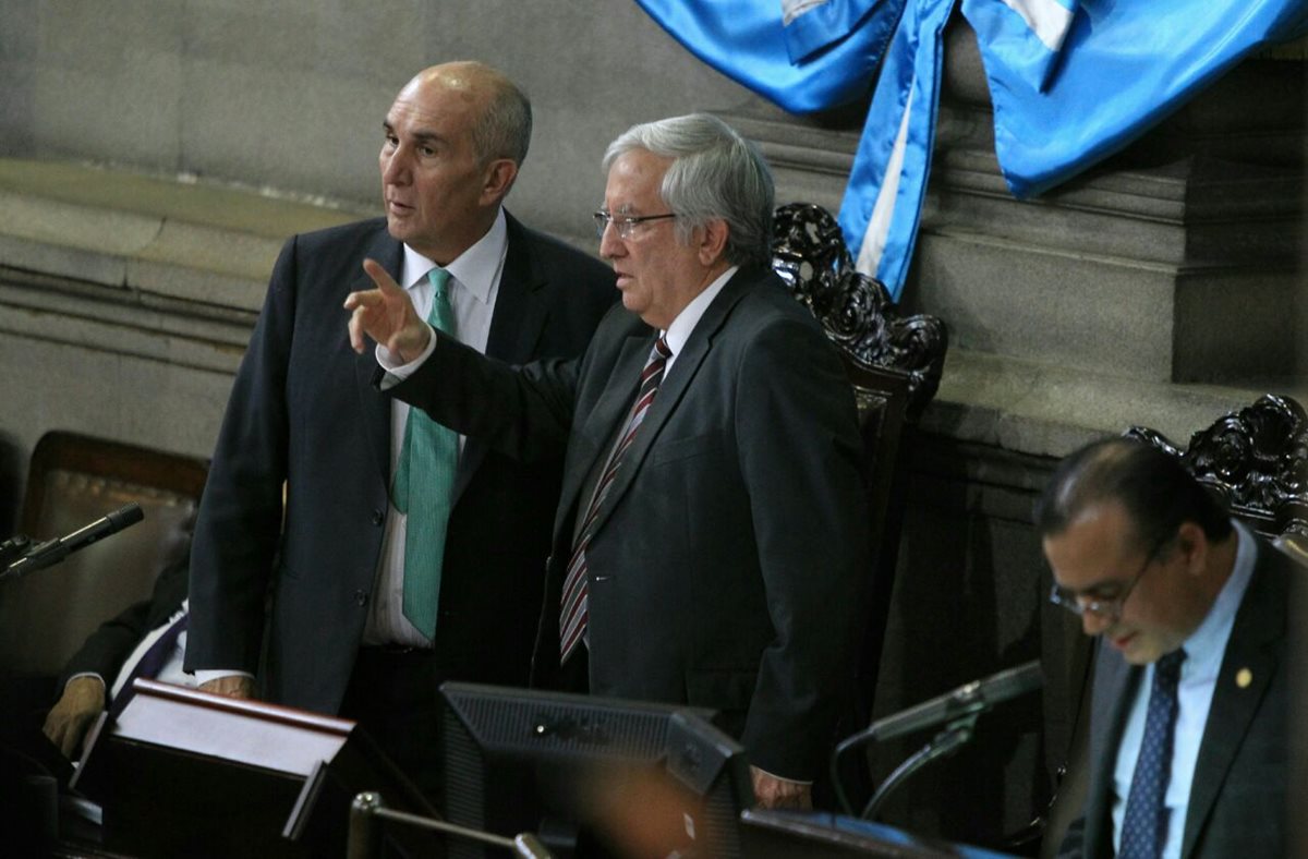 Oliverio García, de la comisión de Legislación, habla con Mario Taracena, presidente del Congreso, durante la plenaria del martes. (Foto Prensa Libre: Esbin García)