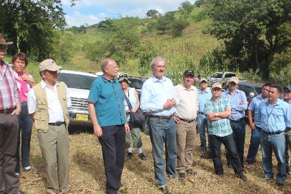 Diplomáticos alemanes conversan con vecinos, durante visita a  proyectos que apoyan en el área chortí de Jocotán y San Juan Ermita,  Chiquimula.