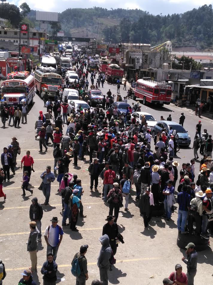 En Los Encuentros, Sololá, pobladores impidieron el paso de vehículos por varias horas. (Foto Prensa Libre: Ángel Julajuj)