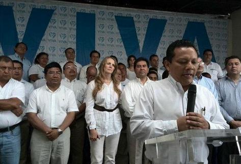 Armando Castillo, nuevo secretario general del partido Viva; al fondo, el resto de miembros. (Foto Prensa Libre: Juan Manuel Castillo)