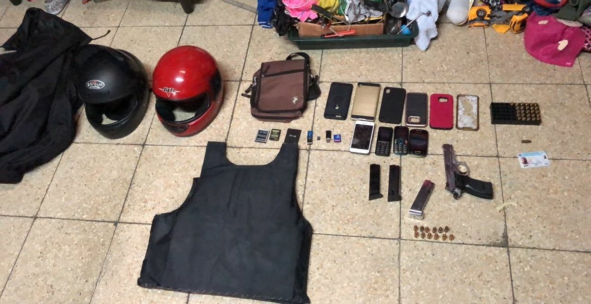 Algunos de los objetos que fueron encontraros en los allanamientos. (Foto Prensa Libre: PNC)