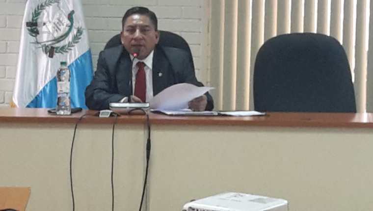 Juez Pablo Xitumul habla a los medios sobre el oficio que envió al Consejo de la Carrera Judicial. (Foto Prensa Libre: Estuardo Paredes)