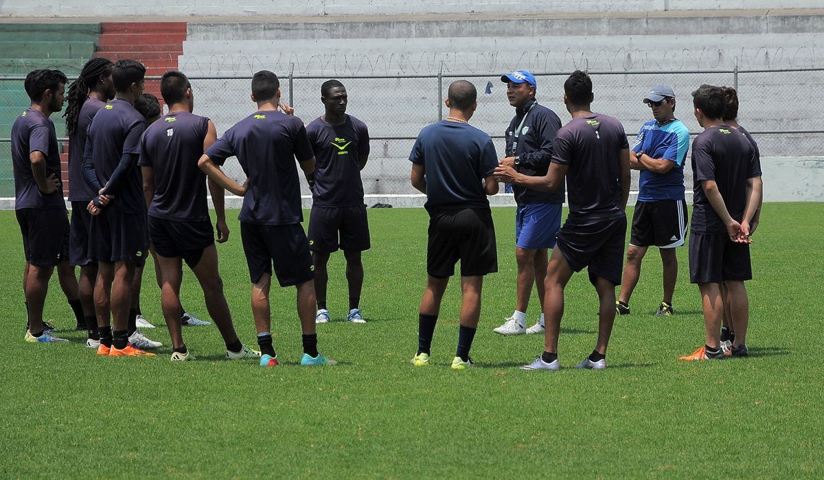 Antigua GFC se entrenó este jueves en el estadio Pensativo. (Foto Prensa Libre: Carlos Vicente).