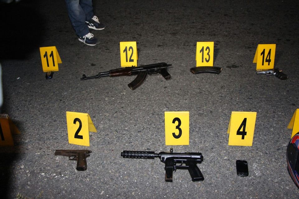 Armas localizadas en vehículo, en Santa Rosa. (Foto Prensa Libre: PNC)