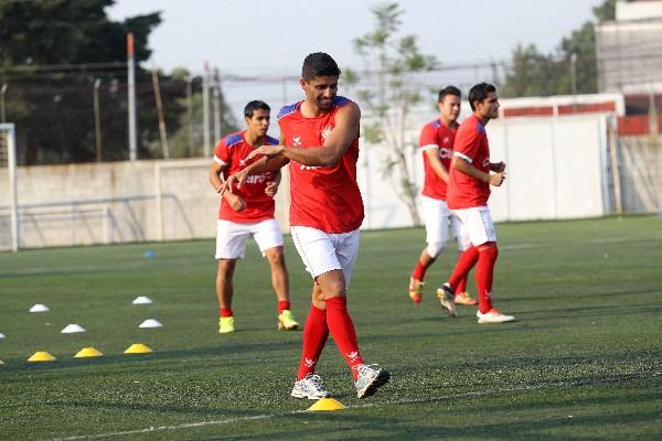 Israel Silva, durante el entrenamiento ayer, del equipo de Xelajú en el Proyecto Goal. (Foto Prensa Libre: Óscar Felipe)