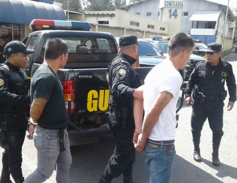 Hermanos Cuxic Letona son arrestados por asaltar a una persona.(Foto Prensa Libre: Cortesía)