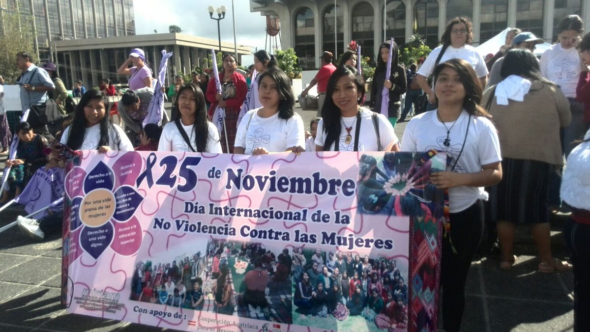 Grupos de mujeres realizan una protesta frente a la Corte Suprema de Justicia en ciudad de Guatemala, en el marco del Día Internacional de la Eliminación de la Violencia contra la Mujer. (Foto Prensa Libre: Érick Ávila)