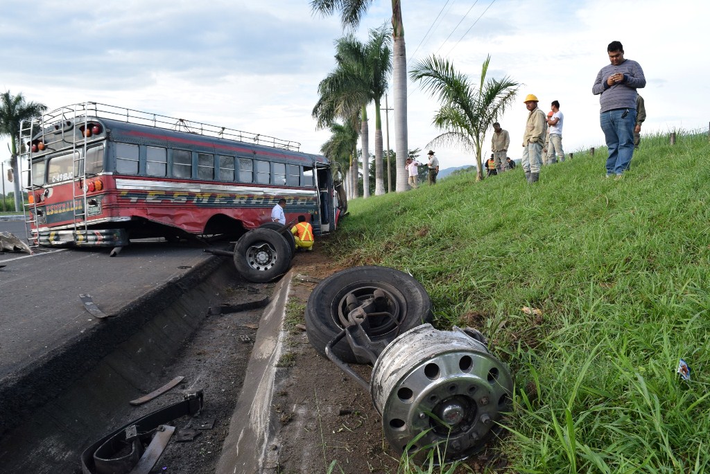 La carretera de Escuintla a Mazatenango, Suchitepéquez, es escenario de accidentes colectivos. (Foto Prensa Libre: Enrique Paredes).