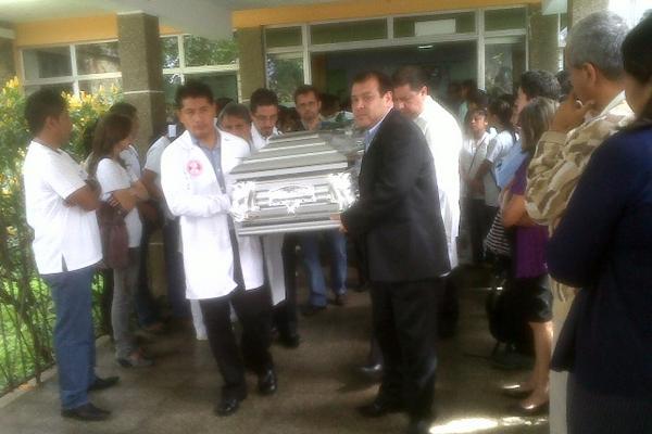 Médicos y compañeros de trabajo de Carlos Enrique Pacay Ramos, tras el homenaje en el hospital. (Foto Prensa Libre: Eduardo Sam)