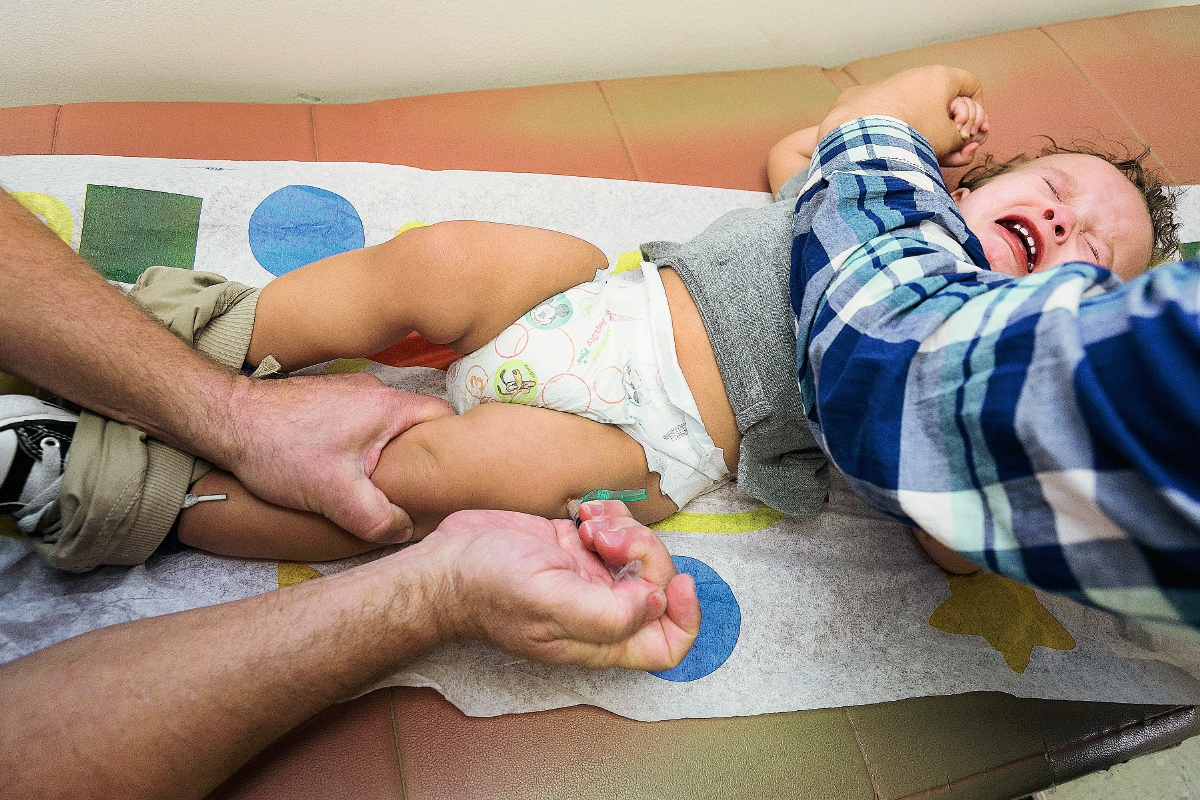 Un niño es vacunado en un hospital de California. Ese estado promulgó una ley mediante la cual es obligatoria la vacunación de todos los niños. (Foto Prensa Libre: AP).