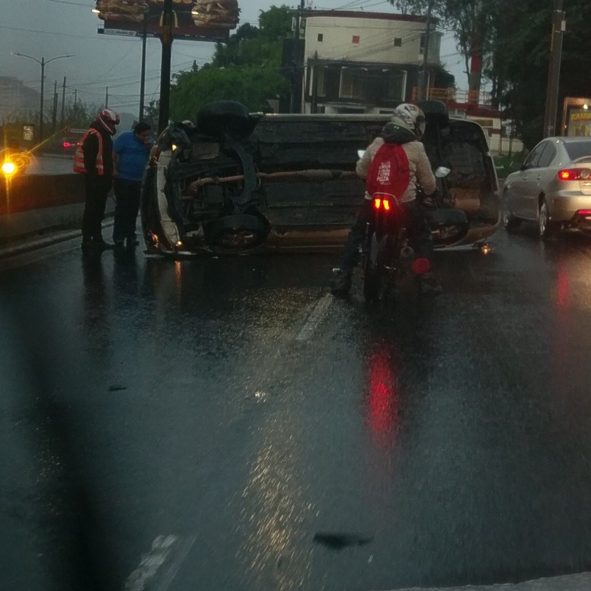Vehículo volcó en kilómetro 10.5 de Ruta a El Salvador, en ingreso a la ciudad. (Foto Prensa Libre: Amílcar Montejo)