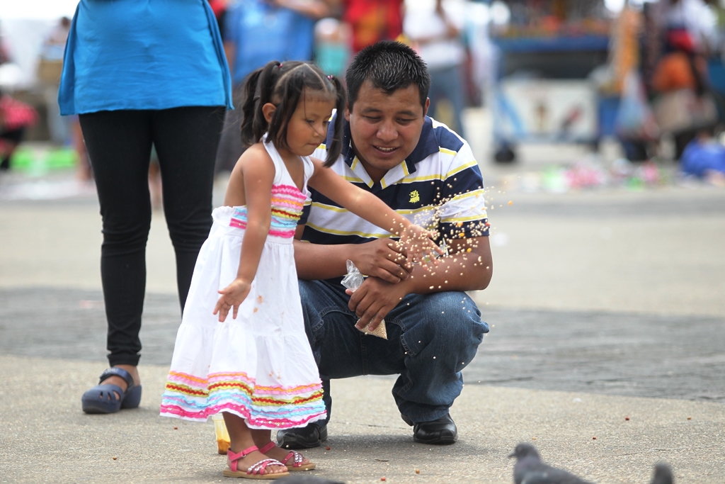 Un hombre observa a su hija mientras juega en el parque, a propósito del Día del Padre del 2013. (Foto Prensa Libre: Hemeroteca PL)