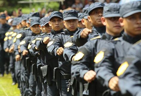 Analistas consideran que los agentes de la PNC se deben regir a los protocolos de actuación policial. Foto Prensa Libre: Hemeroteca.