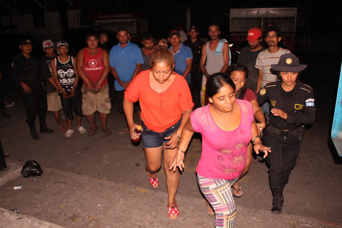 Capturados en Escuintla son investigados por el robo de una motocicleta. (Foto Prensa Libre: PNC)