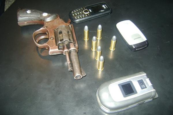 A López Barrios se le incautó un revolver, seis cartuchos útiles y tres teléfonos celulares. (Foto Prensa Libre: PNC)