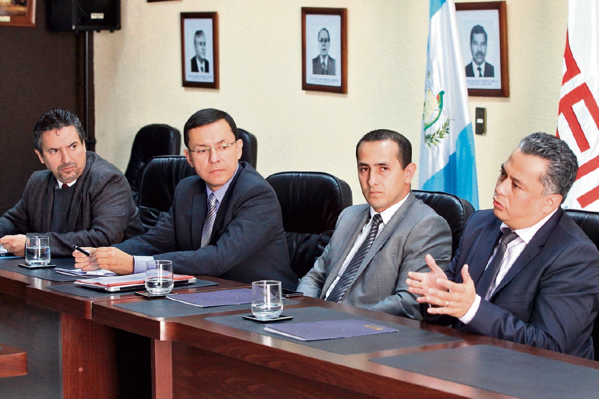 Víctor Aguilar, viceministro de Minería, el ministro Juan Pelayo Castañón, Luis Chang, viceministro de Energía, y Roberto Velásquez, viceministro de Desarrollo Sostenible. (Foto Prensa Libre: Esbin García)