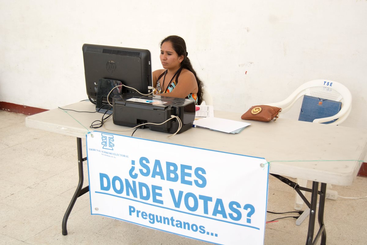 El centro de información para votantes, que se encuentra instalado en el centro de Salamá, es poco visitado por pobladores. (Foto Prensa Libre: Carlos Grave)
