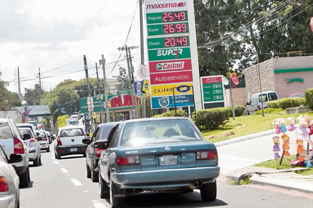 Los precios de los combustibles aumentaron de nuevo en el mercado guatemalteco. (Foto Prensa Libre: ERICK AVILA)