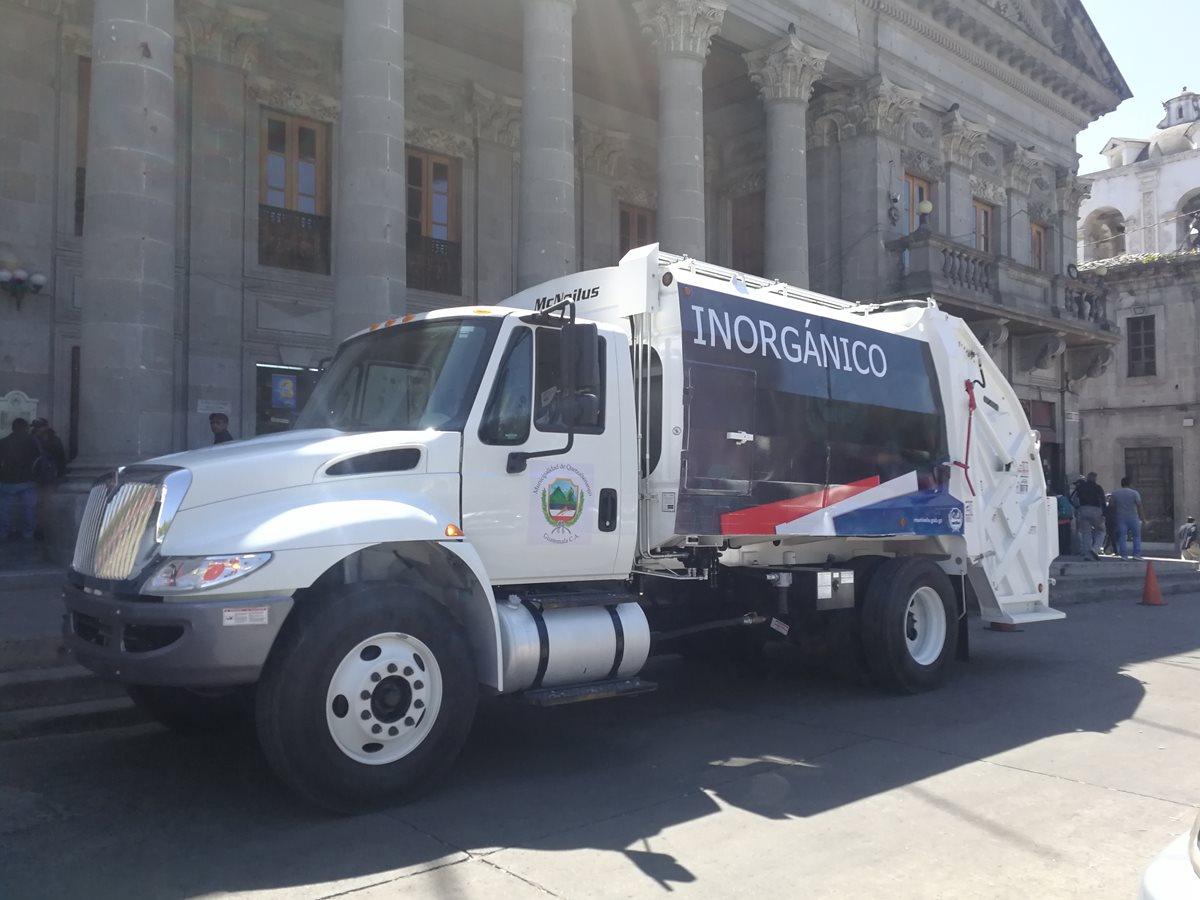 Las autoridades recibieron este martes dos de los cinco camiones compactadores que tienen contemplado adquirir a un costo de Q1 millón 61 mil cada uno. (Foto Prensa Libre: Fred Rivera)