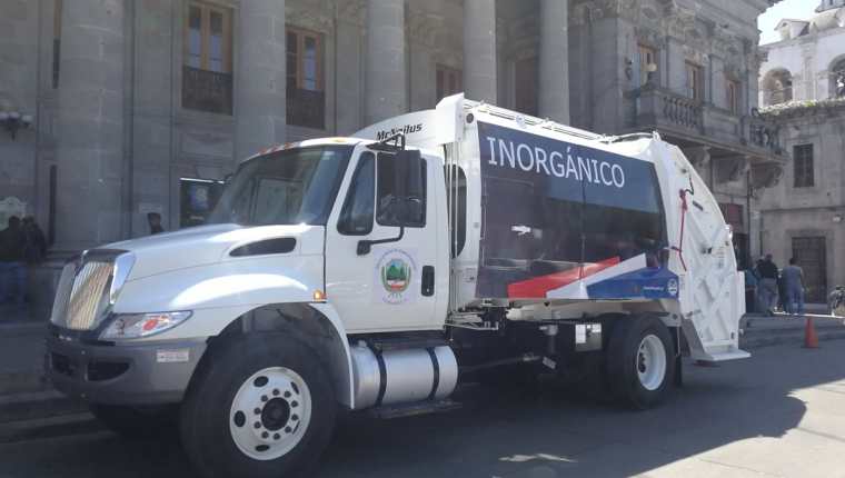 Las autoridades recibieron este martes dos de los cinco camiones compactadores que tienen contemplado adquirir a un costo de Q1 millón 61 mil cada uno. (Foto Prensa Libre: Fred Rivera)