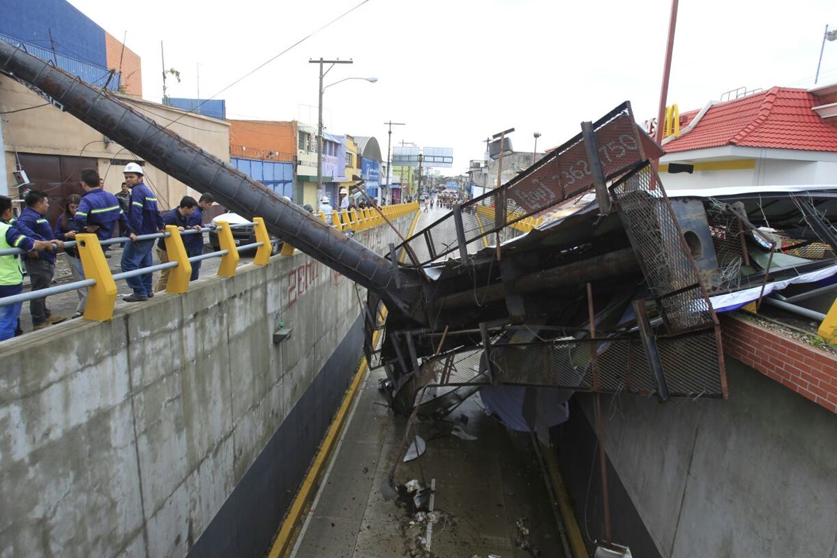 En la 5a. calle y 14 avenida de la zona 6 una valla publicitiaria cayó sobre la vía, no hubo heridos,  reportan los cuerpos de socorro. (Foto Prensa Libre: Esbin García)